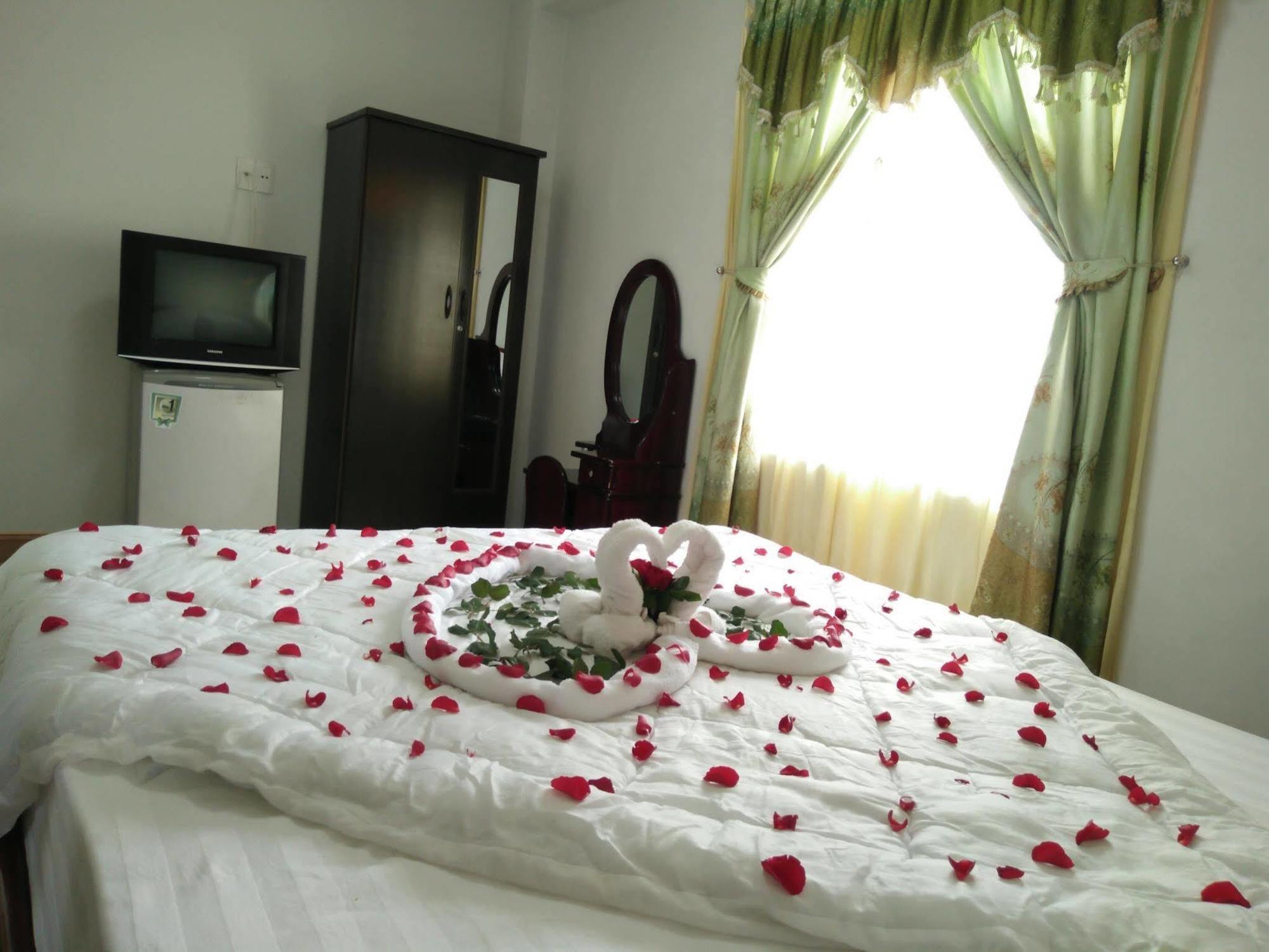Valentine Hotel Hue Exterior photo
